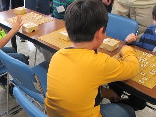 写真：将棋を指す子どもたち