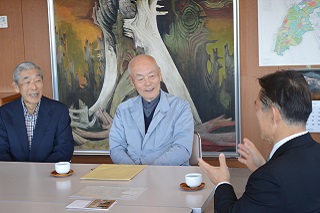 写真：井崎市長と談笑する林弘二会長