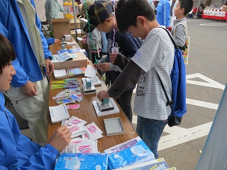 写真：ブースを訪れた子どもたち