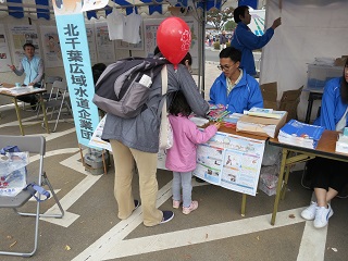 写真：ブースを訪れた親子