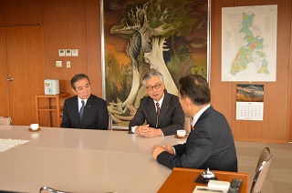 写真：市長室に訪問する秋元会長ら
