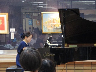 写真：ピアノ演奏の様子