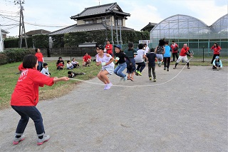 写真：大縄跳びに挑戦する参加者