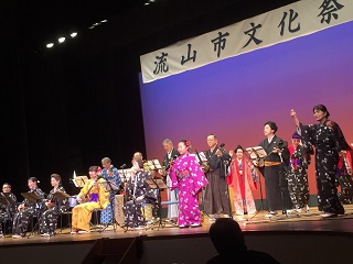 写真：ステージでの演目