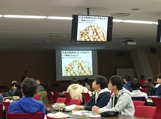 写真：屋内での講演会