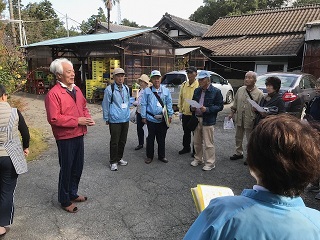 写真：終了後の感想を語る参加者