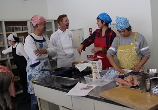 写真：料理の手順を教わる参加者