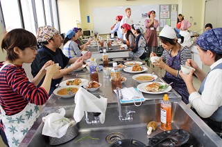 写真：全体での試食会