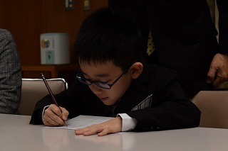 写真：問題を解く高嶋君