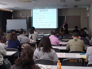 写真：講演会に集まる参加者