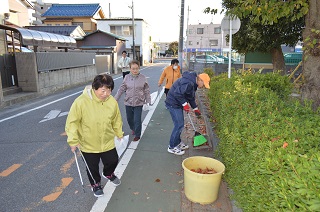 写真：ゴミ拾いをする参加者