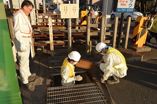 写真：清掃作業を行う作業員