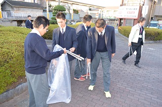 写真：清掃作業を行う高校生