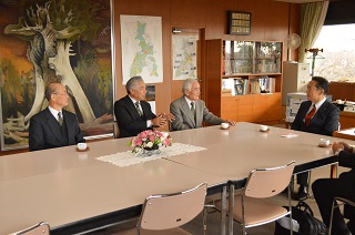 写真：市長室を訪れた陶友会のみなさん