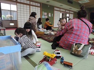 写真：おもちゃで遊ぶ子どもたち