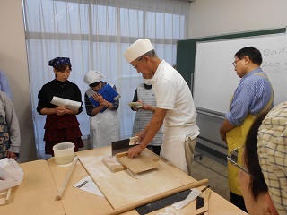 写真：そば打ちを実演する上原さん