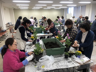 写真：寄せ植え製作中の様子