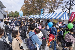 写真：青空市に集まる来場者の皆さん