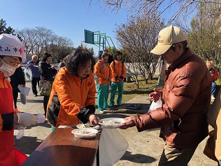 写真：炊き出し訓練の様子