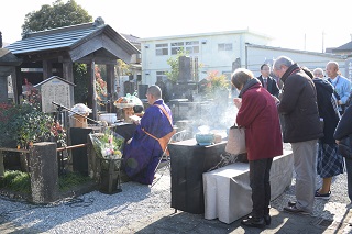 写真：ご焼香する参列者の様子