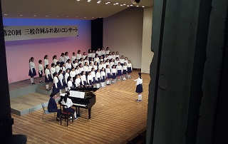 写真:演奏する学生たち