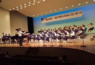 写真:演奏する学生たち2