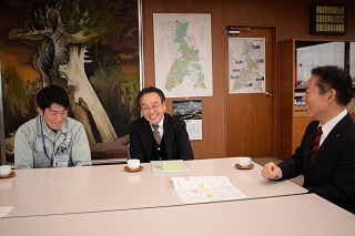 写真：親子クッキングコンテストの話をする海老原堯社長