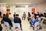 写真：衛藤大臣・井崎市長と語り合う市民の皆さん