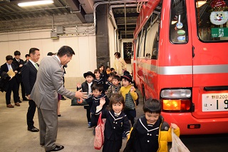 写真：おおたかの森駅前送迎ステーションで園児と触れ合う衛藤大臣