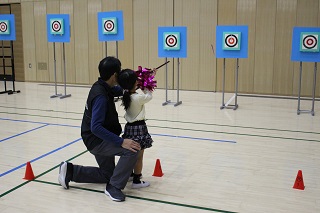 写真：スポーツウエルネス吹き矢を体験する女の子