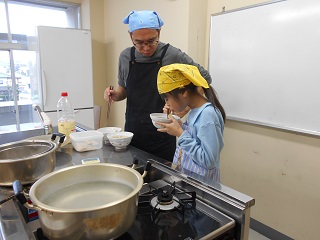 写真：試食会の様子