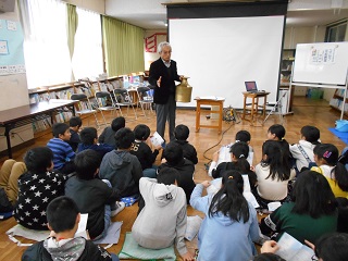写真：鮫田さんの講義の様子