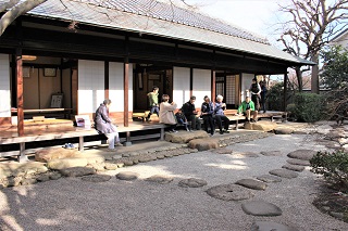 写真：縁側でお抹茶を楽しむ来館者の皆さん