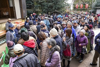 写真：紅白餅を振舞う様子