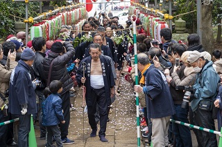 写真：登場する男衆