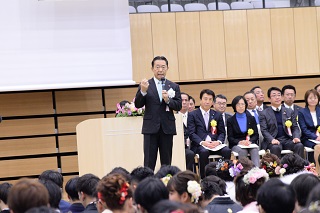 写真：代表挨拶をする井崎市長