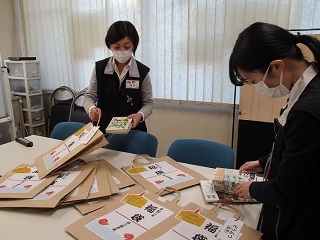 写真：福袋を作るスタッフの様子