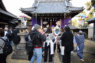 写真：雷神社に集まる市民など