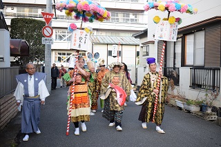 写真：雷神社周辺をめぐる送り込み