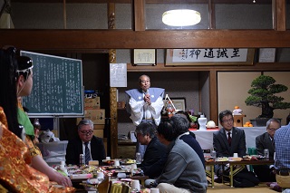 写真：あいさつする鈴木会長