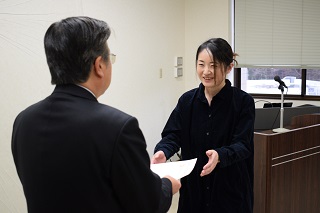 写真：卒業証書を受け取る受講者