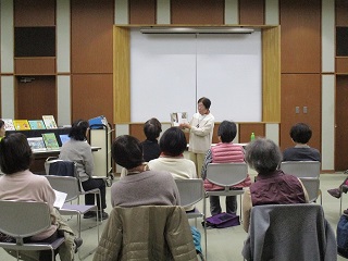 写真：菊地芙美子による講義の様子