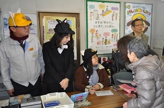 写真：サインをする杉本さん