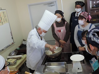 写真：講師による実演の様子