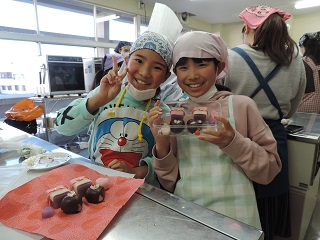 写真：完成した和菓子を手にする参加者の様子