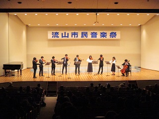 写真：演奏されている出演者の様子