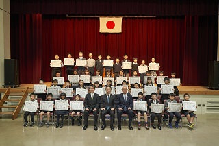 写真：小学生の受賞者の集合写真