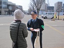 写真：街頭啓発中の様子