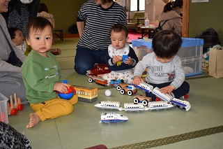 写真：おもちゃで遊ぶ参加者