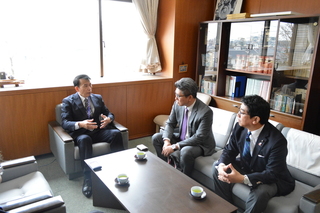 写真：左から後田教育長、森田剛代表取締役、武田正光千葉県議会議員